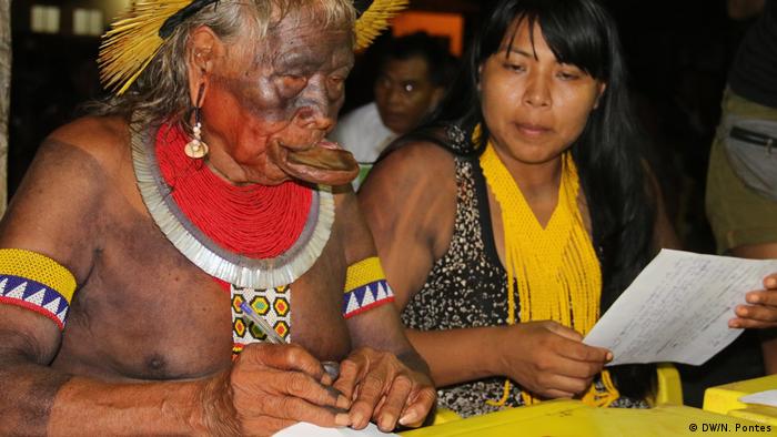 Cacique Raioni assina manifesto dos povos indígenas que deverá ser entregue ao presidente Jair Bolsonaro