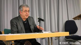 Deutschland l Feierlichkeit im Namen des iranischen Schriftstellers Eshkewari - Reza Nikfar (DW/M. Shodjaie)