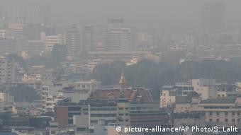 Global Ideas | Thailand | Luftverschmutzung | Smog (picture-alliance/AP Photo/S. Lalit)