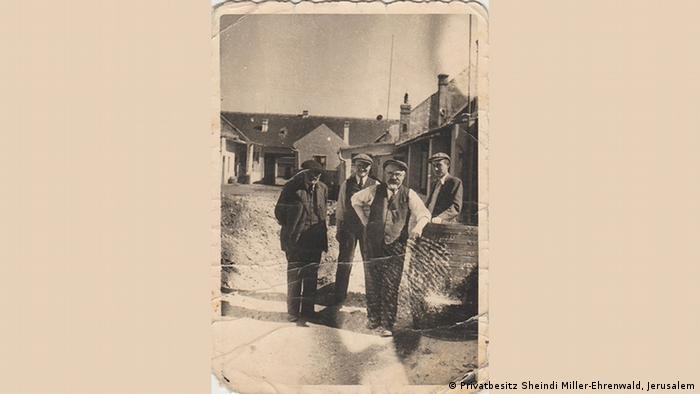 Photo of several men, buildings in the background , dated about 1935 (Privatbesitz Sheindi Miller-Ehrenwald, Jerusalem)