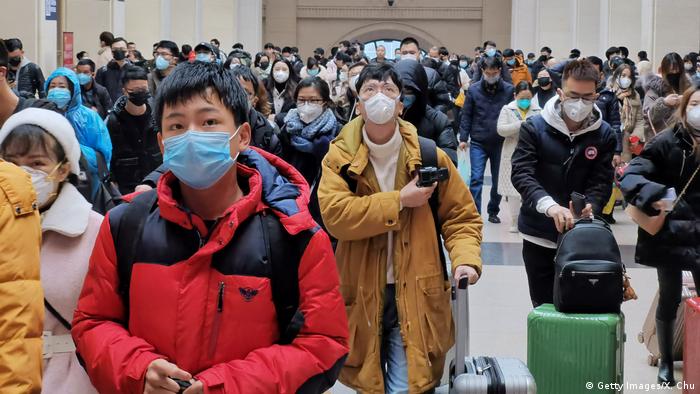 Жители китайского города Ухань в масках