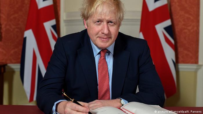 Premierul britanic Boris Johnson semnează acordul de Brexit (picture-alliance/dpa/A. Parsons)