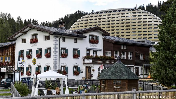 Both modern and traditional buildings of a hotel in Davos (picture-alliance/dpa/P. Koller)