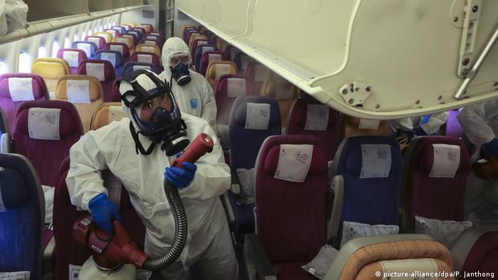 Tayland'da virüsün tepit edilmesi sonrası uçaklar dezenfekte ediliyor