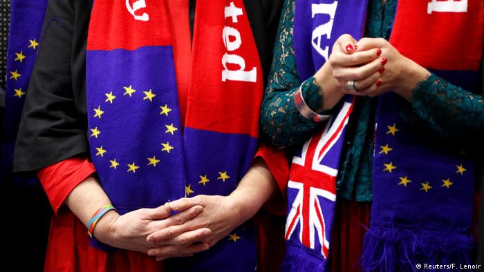 Шарфы с флагами ЕС и Великобритании