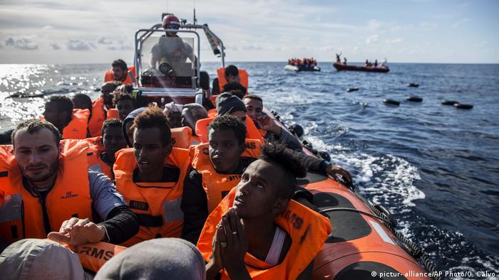 Migrants sit in a rubber dinghy after Proactiva Open Arms (pictur- alliance/AP Photo/O. Calvo)