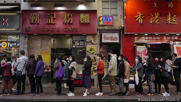 Pessoas aguardam em fila para comprar máscaras de proteção na China