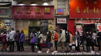 Hongkong | Corona Virus: Menschen stehen Schlange um Schutzmasken zu kaufen (picture-alliance/AP Photo/V. Yu)