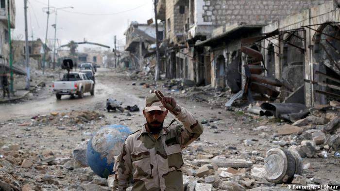 Syrien | syrischer Soldat in Maarat al-Numan (Reuters/Y. Al Shaar)
