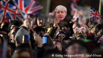 Жители Лондона с флагами Великобритании и портретом Бориса Джонсона празднуют Brexit
