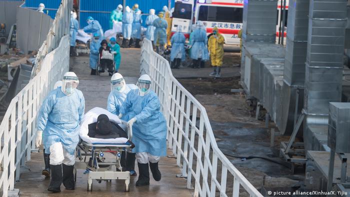 China Coronavirus l Notfall-Krankenhaus in Wuhan - erste Patienten werden verlegt (picture alliance/Xinhua/X. Yijiu)
