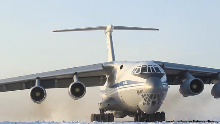 Самолетът Ил-76, с който е пътувала Зайцева, по време на междинно кацане за зареждане с гориво в Улан-Уде, Югоизточен Сибир