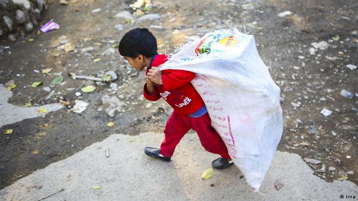 Iran Kind trägt Sack mit Abfällen (Irna)