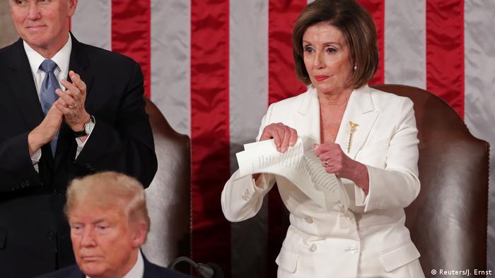 Nancy Pelosi tears up a copy of Trump's speech (Reuters/J. Ernst)