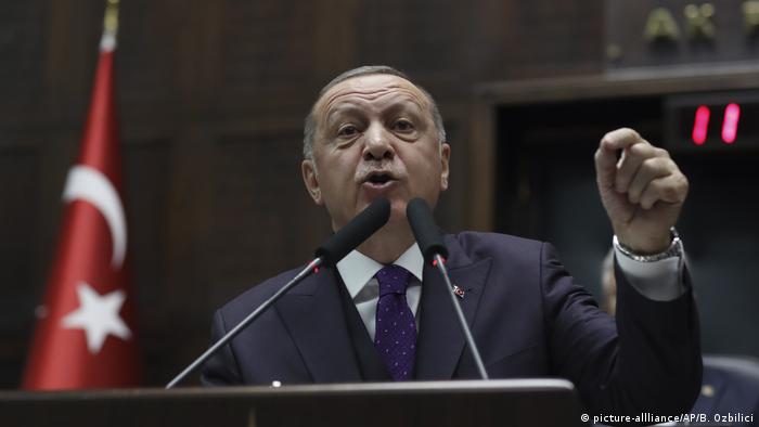 الرئيس التركي رجب طيب أردوغان هدد عدة مرات بفتح الحدود أمام اللاجئين للعبور إلى أوروبا