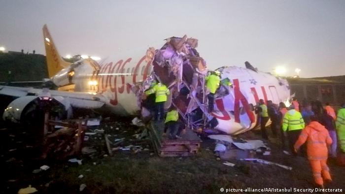 Officials work around the site after a Pegasus Airlines plane skidded off the runway in Istanbul (picture-alliance/AA/Istanbul Security Directorate)