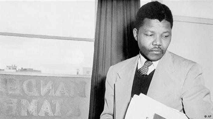Нелсън Холилала Мандела е роден на 18 юли 1918 година в южноафриканската провинция Източен Кейп. След като завършва училище, младият Мандела се записва да учи право. Още като студент се ангажира в борбата срещу апартейда. През 1952 година постъпва на работа в първата адвокатска кантора в Южна Африка, ръководена от чернокожи. Осем години по-късно кантората е опожарена.