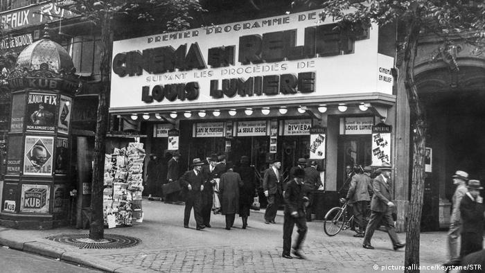 A 1935 photo of people outsie the Paris theater Cinéma en Relief (picture-alliance/Keystone/STR)