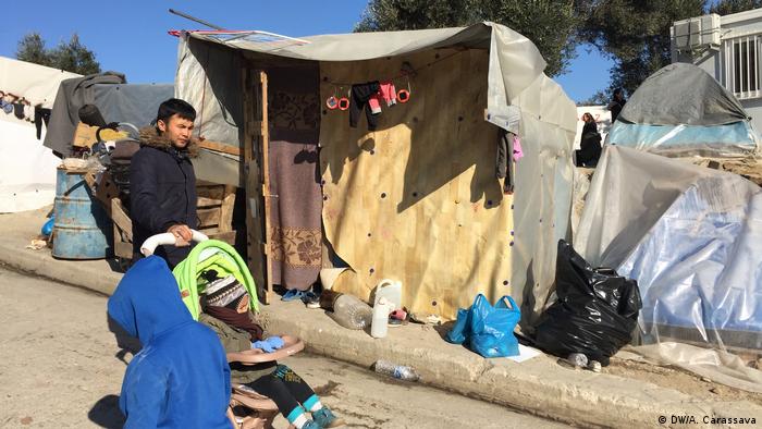 Flüchtlinge im Camp Moria auf Lesbos (DW/A. Carassava)