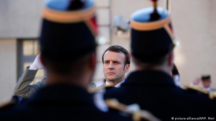 Emmanuel Macron passa a tropa em revista em Paris