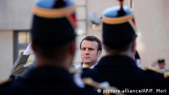 Paris Präsident Macron vor Rede zu Atomwaffen (picture-alliance/AP/F. Mori)