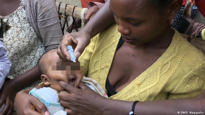 A polio vaccine campaign in Ethiopia (DW/S. Wegayehu)