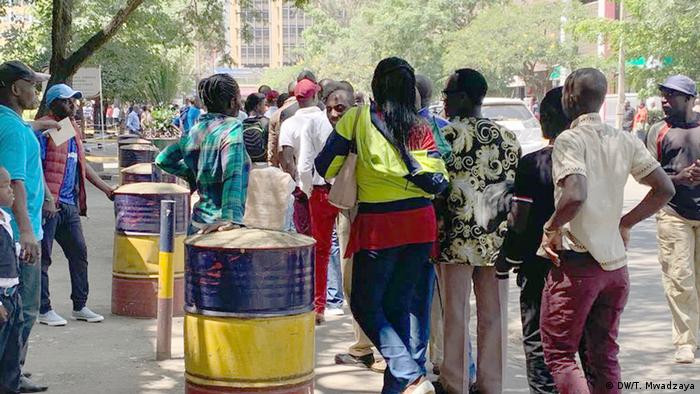 Kenyans queue to view the body of former president Daniel arap Moi (DW/T. Mwadzaya)