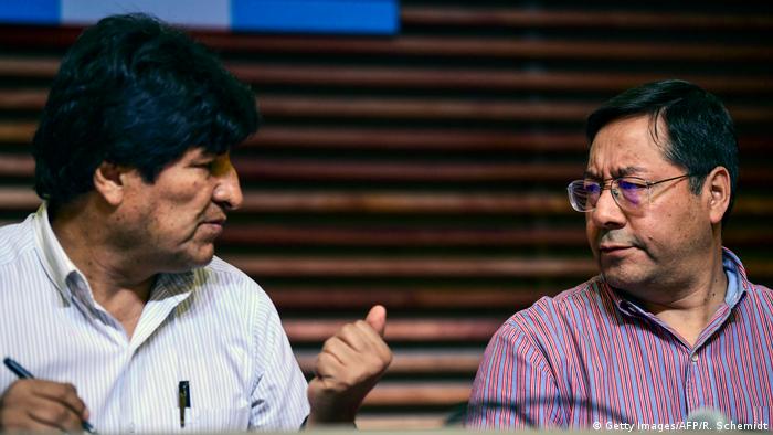 La acusación vuelve a poner a Evo Morales en las primeras planas de los medios bolivianos, desplazando al candidato presidencial del MAS, Luis Arce (der.). (Getty Images/AFP/R. Schemidt)