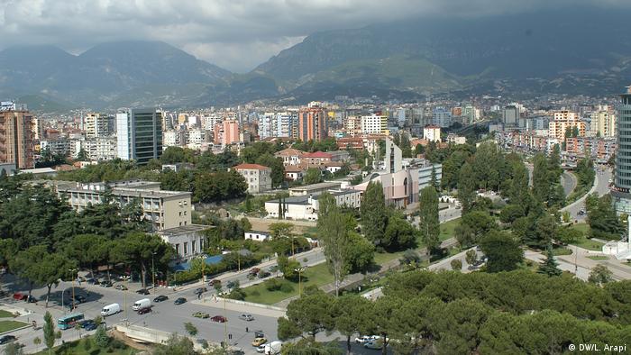 Albanien Stadtansicht Tirana 2006 (DW/L. Arapi)