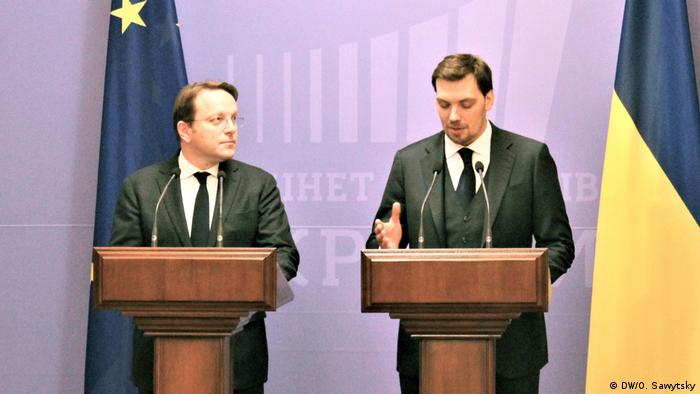 Еврокомиссар Оливер Вархеи и премьер-министр Украины Алексей Гончарук