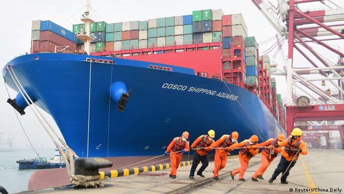 China Containerschiff im Hafen von Qingdao (Reuters/China Daily)
