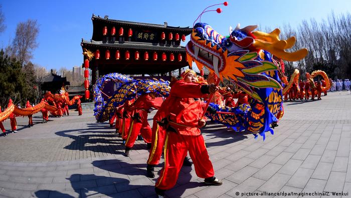 People in costume doing a dragon dance (picture-alliance/dpa/Imaginechina/Z. Wenkui)