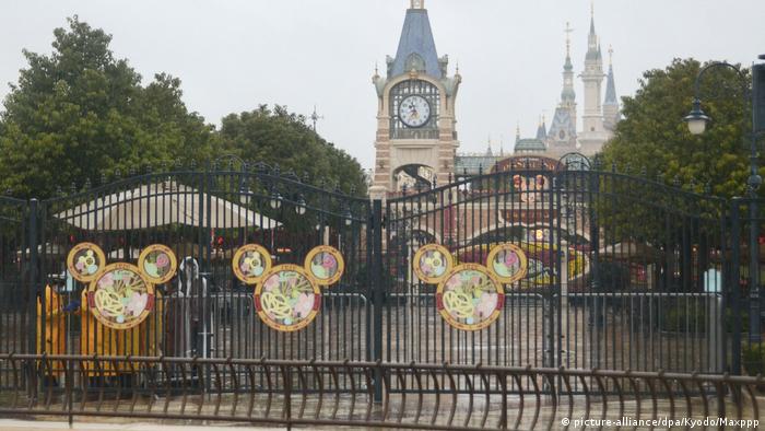 closed gates at China Shanghai Disneyland picture-alliance/dpa/Kyodo/Maxppp)