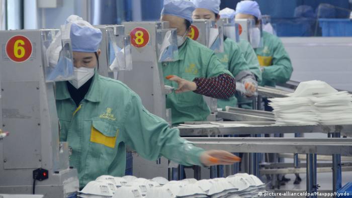 China Shanghai | Coronavirus | Produktion von Schutzmasken (picture-alliance/dpa/Maxppp/Kyodo)