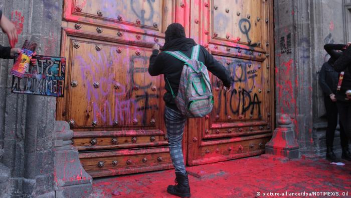 Puertas pintadas que preocupan al presidente López Obrador.