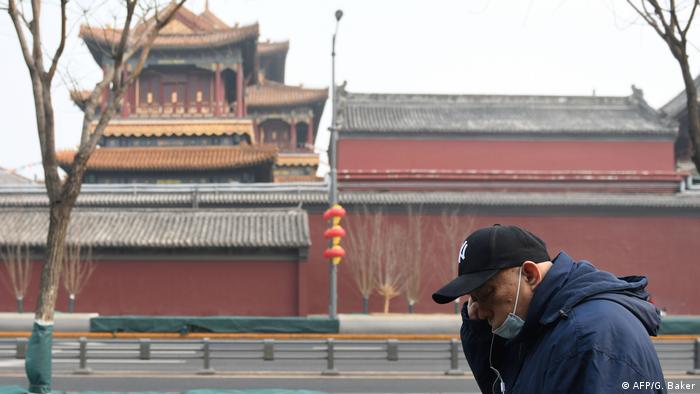 China Peking Passant mit Schutzmaske (AFP/G. Baker)