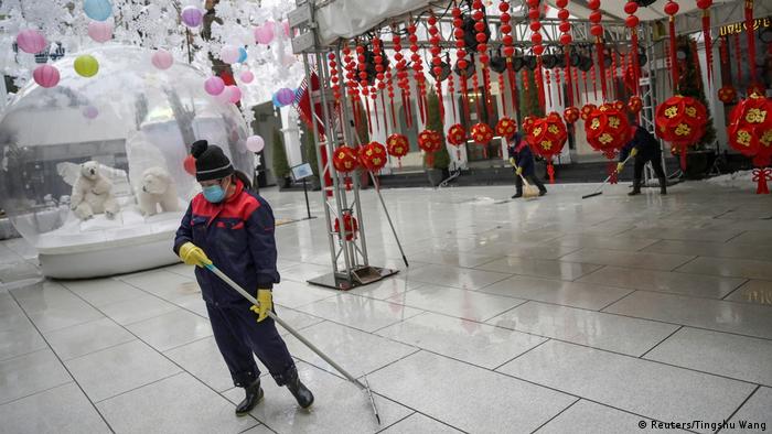 China Peking Menschen mit Schutzmasken (Reuters/Tingshu Wang)