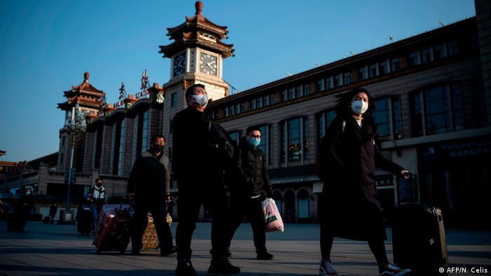 China Peking Menschen mit Schutzmasken (AFP/N. Celis)