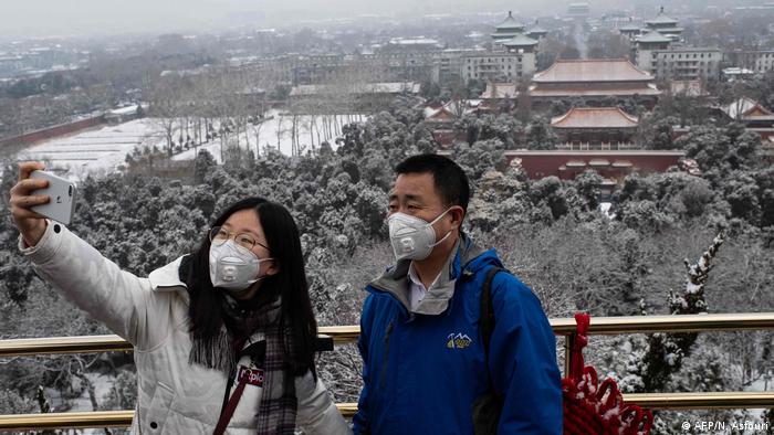 China Peking Menschen mit Schutzmasken (AFP/N. Asfouri)