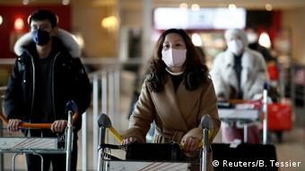 Τουρίστες σε γαλλικό αεροδρόμιο. Οι περισσότεροι θέλουν να καθίσουν σπίτι τους και να περιμένουν