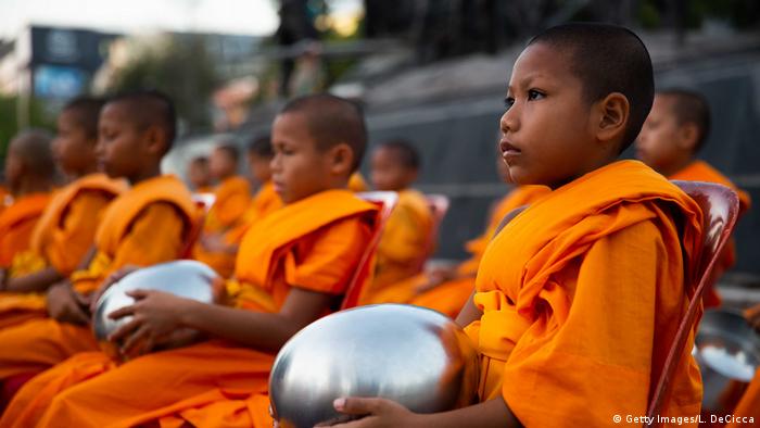 Thousands of monks attend an alms offering for the deceased victims of the mass shooting in Korat (Getty Images/L. DeCicca)