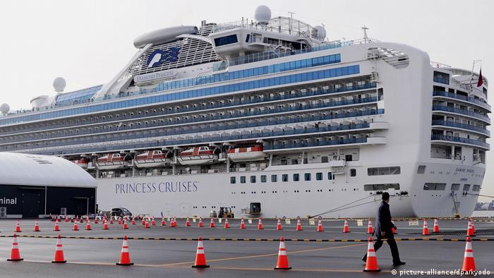 The Diamond Princess berthed in Yokohama harbor (picture-alliance/dpa/kyodo)