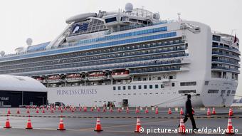  Japan | Coronavirus | Kreuzfahrtschiff «Diamond Princess» (picture-alliance/dpa/kyodo)