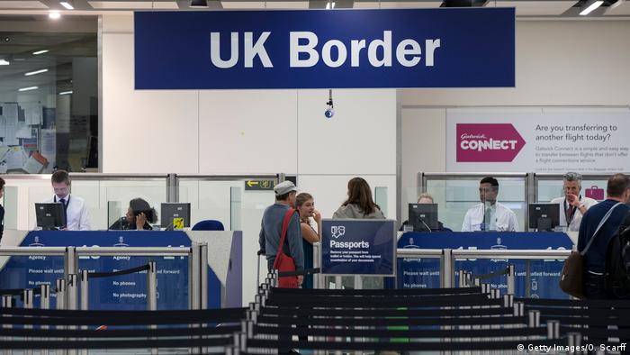 Großbritannien Einreise Passkontrolle am Flughafen Gatwick (Getty Images/O. Scarff)