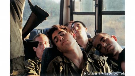 Ένα αγαπημένο θέμα του φωτογράφου Άντι Νες είναι οι φωτογραφίες στρατιωτών - προτιμά μάλιστα αυτές να έχουν προσωπικό κι ανέμελο χαρακτήρα. Πολλές φωτογραφίες του χαρακτηρίζονται ομοφυλοφιλικές - για τον ίδιο όμως αντικατοπτρίζουν τις εμπειρίες του κατά τη στρατιωτική του θητεία στο Ισραήλ.
