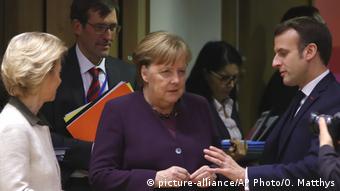 Brüssel | EU Gipfeltreffen: Angela Merkel, Emmanuel Macron und Usula von der Leyen (picture-alliance/AP Photo/O. Matthys)