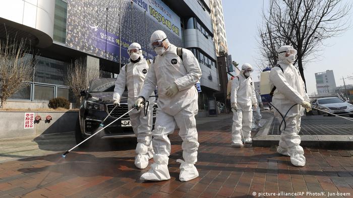 Südkorea Daegu Desinfektion wegen Coronavirus (picture-alliance/AP Photo/K. Jun-boem)