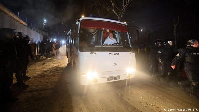 Полиция защищает автобус с эвакуированными из Уханя украинцами от протестующих в Новых Санжарах, 20 февраля
