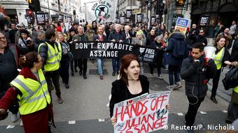 Διαδηλώσεις στο Λονδίνο για τη μη έκδοση του Ασάνζ 