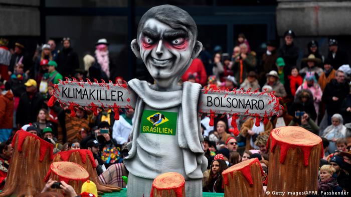Carro alegórico em Düsseldorf retrata Bolsonaro como assassino do clima